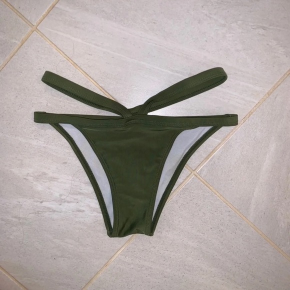 Triangle Bikini’s - Picture 6 of 7